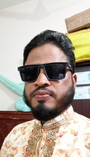Md Delwar Hossain, 31, taxtes