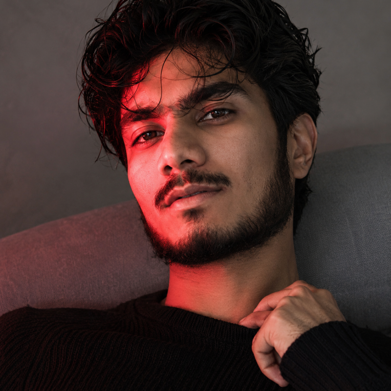 Malik, 23, Sisia