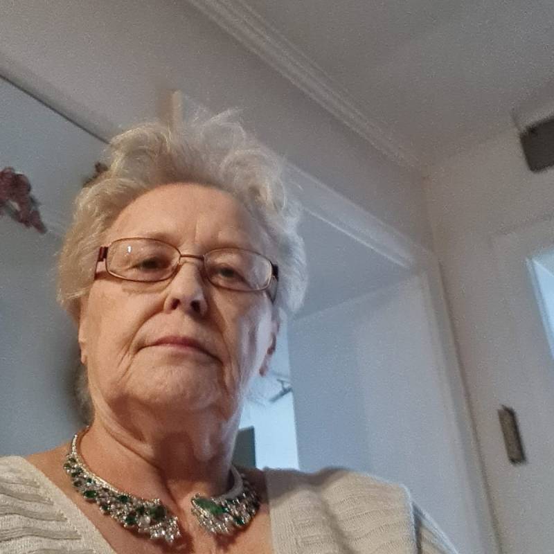 Sandrakoster89098 dating